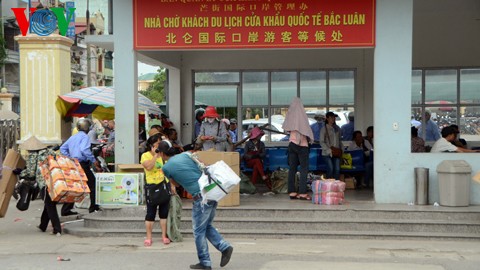 Giao thương, du lịch vùng biên Việt Nam - Trung Quốc vẫn diễn ra nhộn nhịp - ảnh 2